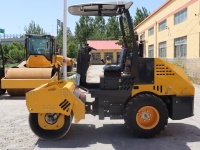 Compacteur routier haute performance 3 tonnes, moteur diesel 36 CV 27 kW pour la base de station de biogaz et le renforcement des bords de canaux d'irrigation