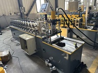 Machine de formage à froid pour panneaux de portes enroulables et lames de volets roulants