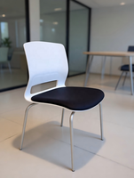 Chaise de bureau ergonomique en plastique avec siège en tissu noir et structure métallique, empilable, pour le lieu de travail et les salles de formation