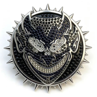 Étiquette Métallique Scintillante Joker Diable Couronne Dorée Strass Transparent pour Chapeau et Vêtements