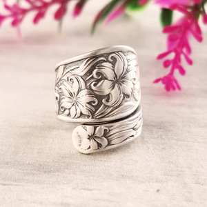 Anello da Donna Regolabile con Foglie e Fiori in Stile Vintage Scuro, Decorativo e alla Moda - Product Image 1