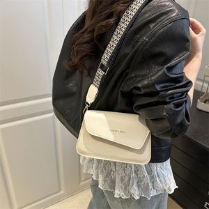 Versatile Design Women's Crossbody Bag Simple Fashionable <b>Square</b> Shoulder Bag with Zipper Closure Single Strap PU Waterproof - Product Image 3
