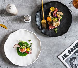 Ensemble d'assiettes à dîner en porcelaine noire/blanche de 8/10 pouces, écologiques, pour mariage, compatibles micro-ondes et lave-vaisselle, qualité alimentaire, durables - Product Image 1