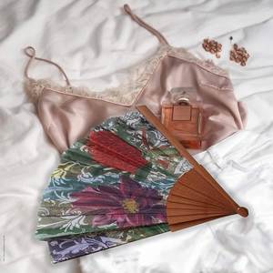 Abanico de Mano de Alta Calidad, Diseño Vintage con Varios Motivos Florales, Varillas de Hierro y Madera - Product Image 5