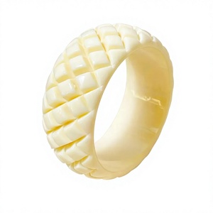 Bracelet jonc sculpté en résine fait main de qualité supérieure, nouveau design élégant, bijou de mode avec motif et style 'Love' pour femme - Product Image 4