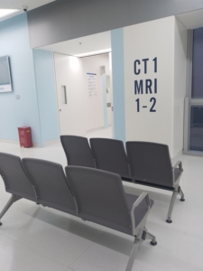Chaises d'attente modernes à trois places en acier inoxydable avec assise confortable en éponge pour les salles d'attente des hôpitaux, des aéroports et des hôtels - Product Image 3