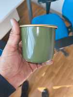 Taza de Metal Esmaltada Verde Oliva con Borde Dorado, Diseño Redondo, Aislamiento Térmico, Ecológica, Apta para Lavavajillas, Regalo Moderno para el Hogar o la Oficina