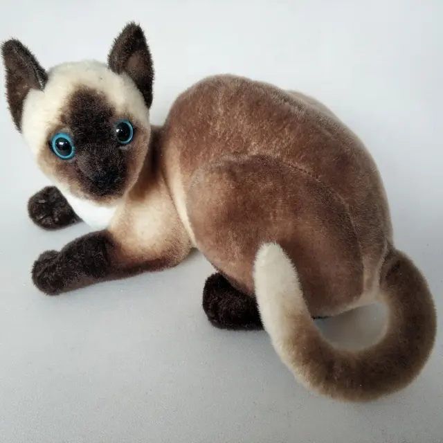 Çok sevimli lifesize peluş kedi doldurulmuş oyuncak gerçekçi yalan siyam kedi peluş oyuncak