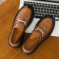 Chaussures pour hommes grandes tailles transfrontalières, mocassins décontractés style britannique, chaussures à enfiler tendance à semelle épaisse avec détails métalliques