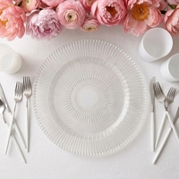 Assiettes de présentation jaunes en verre de 13 pouces avec sous-assiettes dorées à motif cannelé radial en relief pour la vaisselle de mariage et la location événementielle