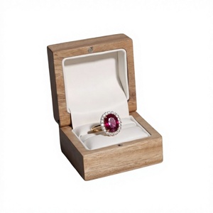 Elegante Caja de Joyería de Madera Grabada con Forro Blanco para Anillos, Forma Cuadrada, Diseño Sólido, Cierre Magnético, Hecho en Vietnam - Product Image 1