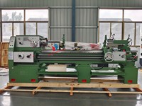 Mesin Bubut Konvensional Horizontal CA6150 Ringan 1500mm 380V Motor 11KW Presisi Tinggi Spindle BT40 Tiang Perkakas 4-Stasiun