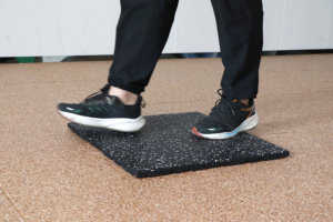 Dalles de sol en <span class=keywords><strong>caoutchouc</strong></span> pour salle de sport 50*50 cm, emboîtables, non toxiques, installation facile, amortissantes, épaisseur 15 mm - Product Image 3
