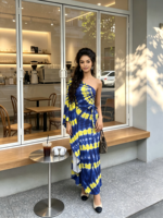 Robe longue en satin tie-dye asymétrique à épaules dénudées et manches évasées, coupe ajustée, idéale pour les soirées – Collection 2026, vente en gros
