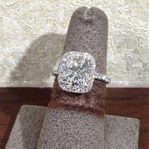 Anello con Diamante Taglio Cushion, Diamante Naturale, Stile Classico per Fidanzamento Femminile - Product Image 1