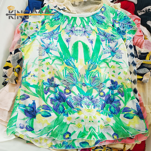 Presque neuf vêtements de seconde main vêtements d'épargne vêtements femmes chemisier en soie - Product Image 5