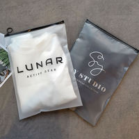 Personnalisez vos propres pochettes refermables en PE recyclé avec votre logo pour l'emballage d'expédition de vêtements et de chaussettes