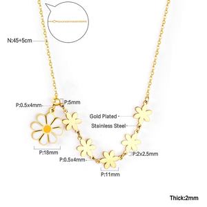 Collier ras du cou en acier inoxydable avec pendentif marguerite plaqué or 18 carats PVD, bijou tendance avec chaîne à maillons floraux pour anniversaires - Product Image 2