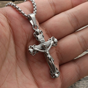 Collar con colgante de cruz de acero inoxidable yunnique para hombres con figura de Jesús e inscripción INRI, regalo de joyería de moda - Product Image 1