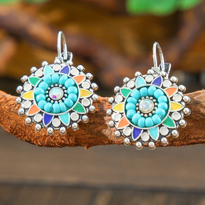 Pendientes de moda étnica con diseño floral, hechos a mano, en tono plateado, longitud regular, accesorio para las cuatro estaciones, joyería para mujer - Product Image 2
