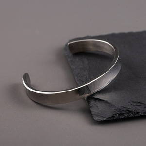 กำไลข้อมือผู้ชายแบบมินิมอล 8 มม. ไทเทเนียมสตีลขัดเงา ดีไซน์รูปวงรีเรขาคณิต เครื่องประดับแฟชั่น - Product Image 2