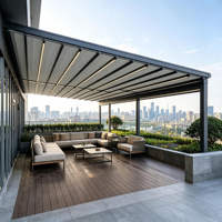 Pergola motorisée rétractable en aluminium pour terrasse de toit avec bar lounge, éclairage LED et protection imperméable pour vue sur la ville