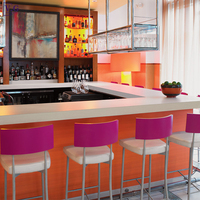 Comptoir de bar de restaurant exclusif sur mesure de luxe pour la maison, design moderne, surface solide noire carrée en bois