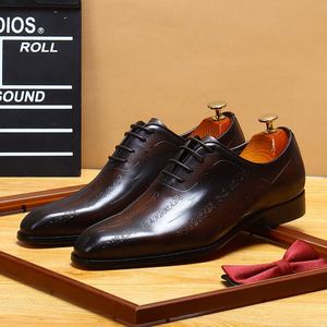 Elegantes Zapatos de Vestir Clásicos de Cuero para Hombre, Pulidos a Mano, Color Marrón, con una Audaz Cadena de Metal Negra - Product Image 3