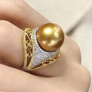 Bague en or naturel incrustée de perles de précision 925, 13-14 mm, ronde, avec un design de bouche mobile, lumière intense et sans défaut - Product Image 1