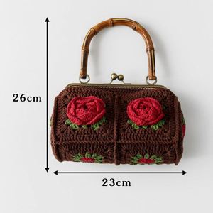 Sac à main en coton crocheté fait main, tendance, avec décoration rose, idéal pour la Saint-Valentin des femmes - Product Image 4