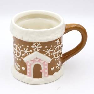 Tasse à café/chocolat chaud en céramique, motif maison de pain d'épices nostalgique en 3D, gaufrée, faite à la main, cadeau de Noël mignon et personnalisé - Product Image 2