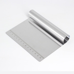 Cortador de Masa de Acero Inoxidable de Grado Alimenticio con Escalas para Repostería, Pastelería y Panadería - Product Image 1