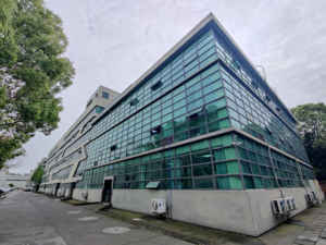 Pantalla de Proyección Motorizada Fscreen Iris de 100 Pulgadas 16:9 Fresnel ALR, Montaje en Techo o Pared, para Proyector de Largo Alcance, Cine en Casa - Product Image 3