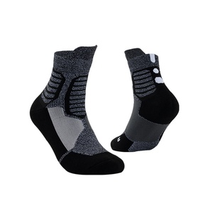 Chaussettes de basketball pour jeunes Elite Performance Crew, coupe haute, doublure épaisse en tissu éponge, respirantes, technologiques, vente en gros, personnalisables - Product Image 3
