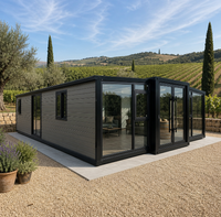 Maison conteneur pliable extensible gris-vert avec façade vitrée et portes doubles pour le glamping en vignoble