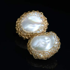 Pendientes de perlas barrocas envueltas en alambre de oro de 14 quilates, pendientes de perlas barrocas naturales hechos a mano para mujer - Product Image 1