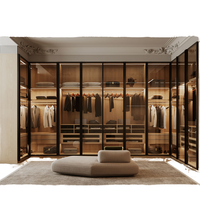 Système d'armoire sur mesure BALOM, dressing moderne de luxe avec porte en verre à cadre noir, éclairage LED et placage en chêne