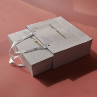 Sacs à provisions en papier de marque personnalisée avec logo, sac cadeau en papier avec poignée en ruban d'emballage de parfum texturé blanc de luxe