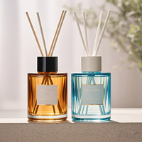 Bouteille de diffuseur d'arôme de roseau en verre carré Offre Spéciale 100ml 150ml 200ml avec bâton de parfum bouteille d'huile d'aromathérapie de couleur personnalisée Reed
