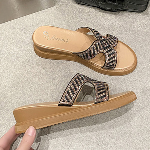 รองเท้าสไลด์แบบเปิดนิ้วเท้าสำหรับผู้หญิง ขายส่งจากโรงงาน พื้นยาง PU ตกแต่งด้วยหัวเข็มขัด สวมใส่สบายๆ สำหรับฤดูร้อน กันน้ำ - Product Image 3