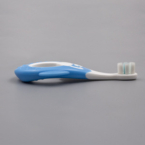 Cepillo de dientes personalizado con diseño de pingüino para bebés y niños pequeños con cerdas ultrafinas de nanotecnología, cepillo manual seguro. - Product Image 4