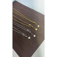 Collier en or 18 carats au motif intemporel, accessoire de mode classique et artisanal pour tous les âges