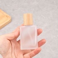Botol Parfum Kaca Persegi Pipih Mewah 30ml Isi Ulang, Botol Semprot Kaca Buram Kosong Custom dengan Tutup Kayu dan Sablon
