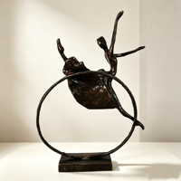 Sculpture moderne de danseuse en cuivre massif, figurine abstraite avec cerceau, décoration d'intérieur, ornement d'art de table de luxe fait main