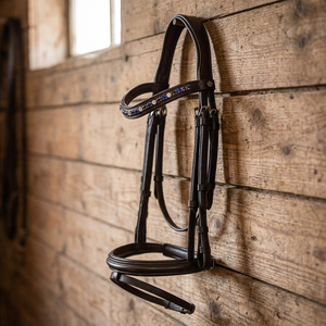Bridon en cuir pour cheval avec frontal bleu et orné de cristaux, couronne et muserolle rembourrées, ferrures en acier inoxydable, style Hunter Show - Product Image 4