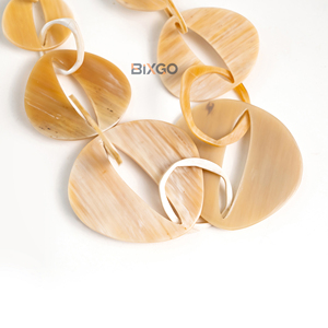 Collar Minimalista de Cuerno de Búfalo Natural con 6 Eslabones Principales, Regalo Moderno, Ligero, Sostenible, Joyería de Alta Calidad - Product Image 1