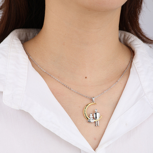 Collier à breloques en PVD or sur le thème de la famille 2mm chaîne Rolo en acier inoxydable gravé en 3D papa et fille assise sur la lune collier pendentif - Product Image 5