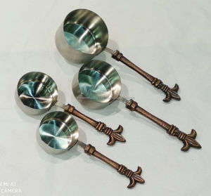 Juego de 4 elegantes tazas medidoras de acero inoxidable con asas de latón perfectas para hornear utensilios de cocina esenciales - Product Image 2