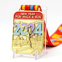 Médaille rectangulaire plaquée or festif avec émail souple, motif paysage urbain et coureur, pour événements de marche et de course du Nouvel An