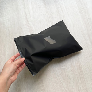 Bolsa de Embalaje con Cierre Zip Negra Mate Premium de Moda, Bolsa Personalizada con Logotipo UV Negro para Ropa de Diseñador - Product Image 2
